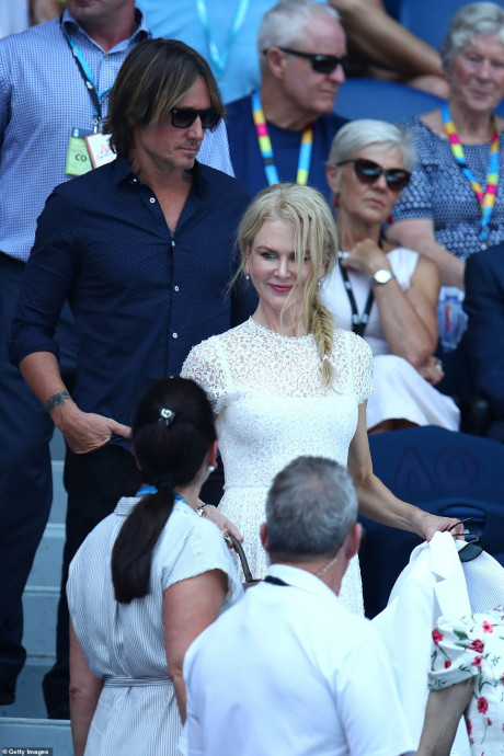 Nicole Kidman And Keith Urban Greet Former Foreign Minister Julie Bishop At The Tennis Mail